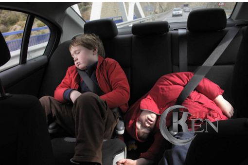 Bé ngủ ngả ngốn trên ghế xe rất hại đến xương và sức khỏe