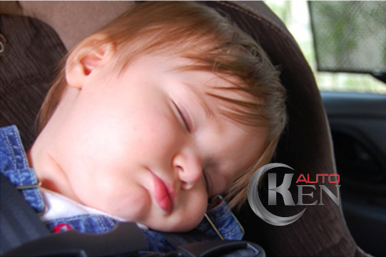 Tư thế ngủ không thoải mái của trẻ trên xe