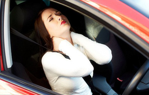 Lái xe nhiều giờ khiến bạn mệt mỏi và bạn rất dễ gặp phải những nguy cơ về bệnh cột sống